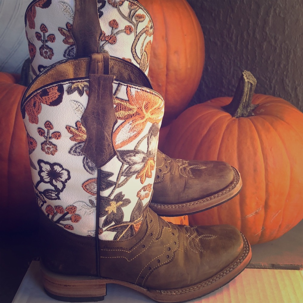 Beautiful girls cowboy boots 👢🌼